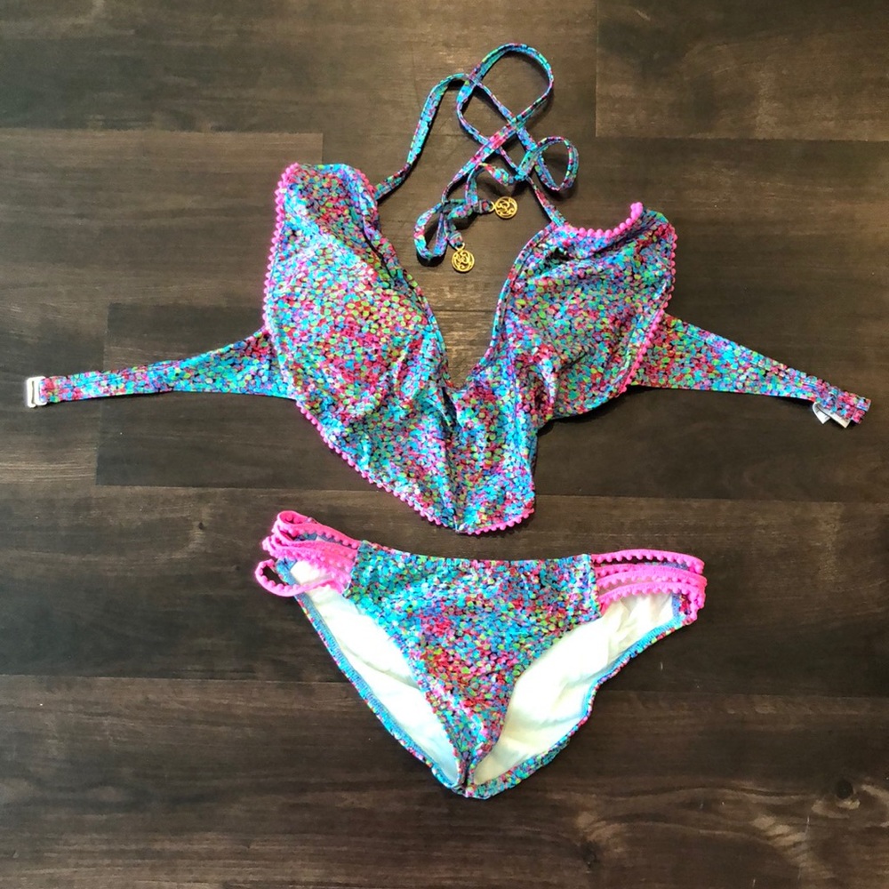Bikini - Picture 1 of 6